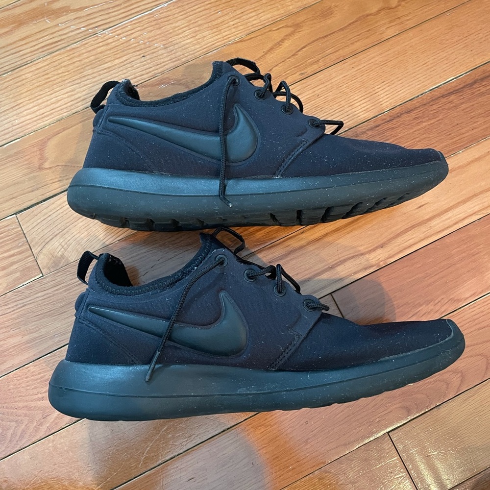 BARELY USED NIKE ROSHE SNEAKERS